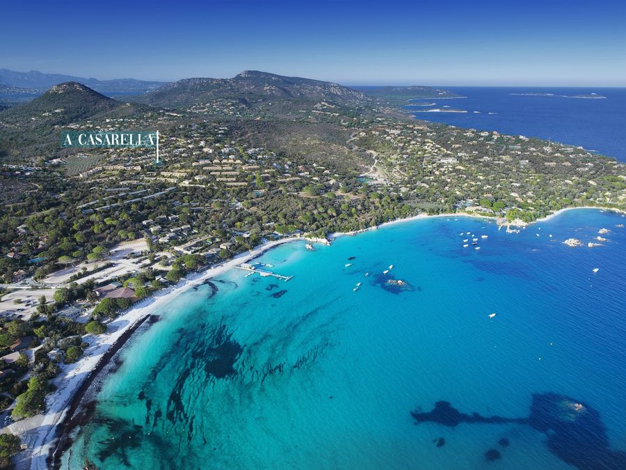 Vue aérienne de la baie de Santa Giulia avec l'emplacement de la villa A Casarella sur les hauteurs, au-dessus de la plage