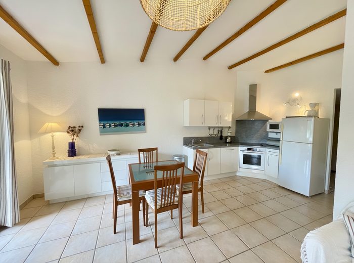 La cuisine ouverte et la table à manger pour quatre personnes