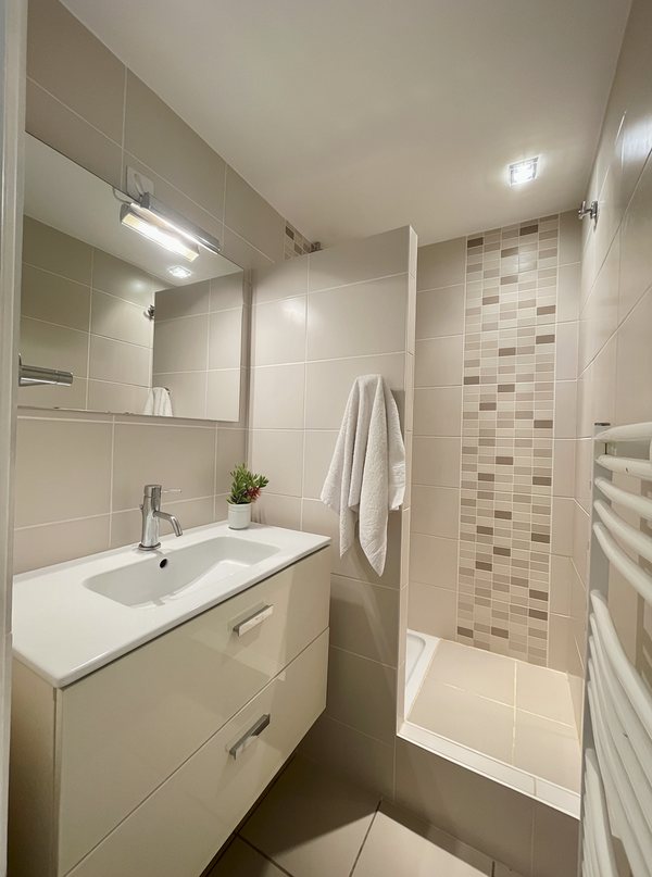 Seconde salle d'eau avec douche, vasque, miroir et sèche-serviettes
