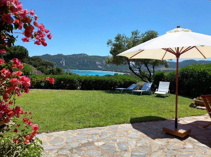 La terrasse et le jardin de la villa, face à la baie